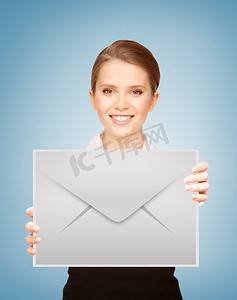 信封款式摄影照片_显示虚拟信封的女孩