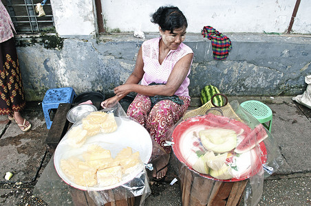缅甸仰光街头的水果摊贩