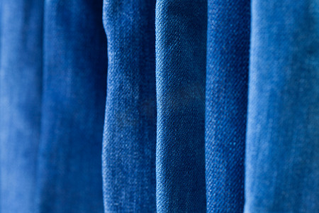 休闲裤装摄影照片_商店里一排悬挂的蓝色牛仔裤