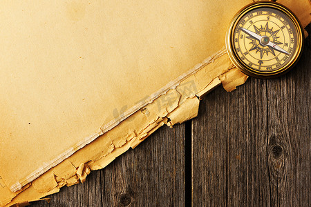 在老背景的古色古香的黄铜指南针