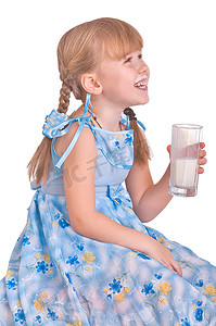 喝一杯牛奶的笑女孩