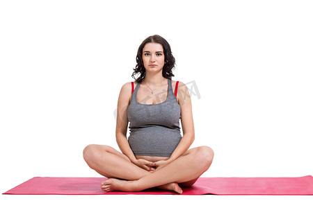 练习瑜伽和冥想的孕妇