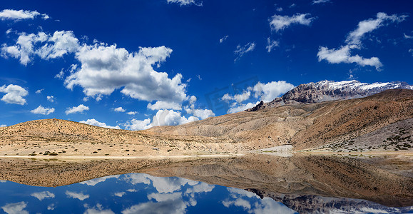 喜玛拉雅摄影照片_喜马拉雅山的高山湖泊