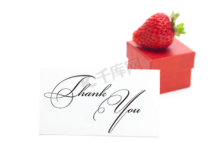 红色礼品盒、感谢卡和白色隔离的草莓