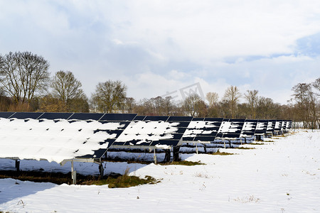 有雪的太阳能电池板场