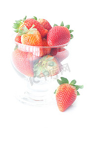 薄荷草叶子摄影照片_玻璃碗里的大红草莓