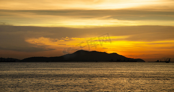 有日落天空的Koh Si Chang海岛