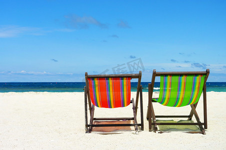 泰国苏梅岛完美热带沙滩上的沙滩椅