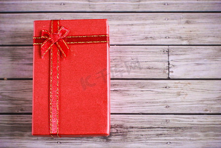 木制背景上的红色礼物盒