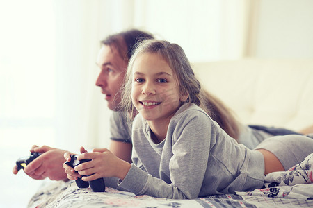 孩子和父亲一起玩电子游戏