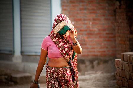 面纱的印地安村民妇女