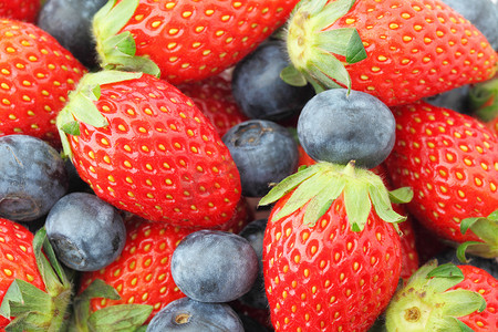 蓝莓味道摄影照片_草莓和蓝莓混合