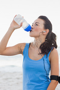 运动后喝瓶装水的妇女