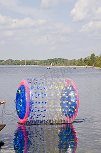 湖水上的空球