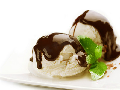 冰淇淋配巧克力浇头。
