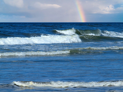 大海浪拍岸摄影照片_海浪拍岸，背景有部分彩虹