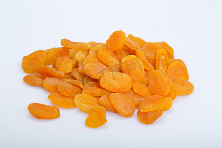 水果厨房背景摄影照片_白色背景中的一堆杏干