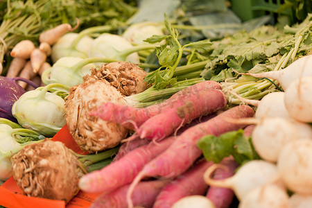 胡萝卜土豆摄影照片_市场上新鲜的根菜类胡萝卜土豆洋葱甜菜