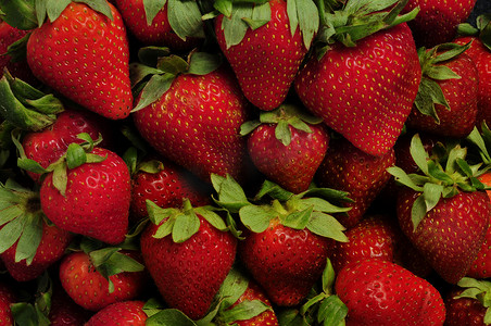 一堆红草莓