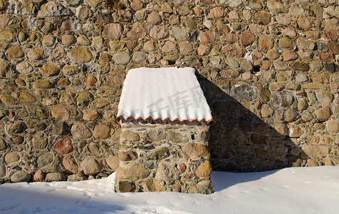 老式堡垒石墙粘土瓦屋顶雪冬天