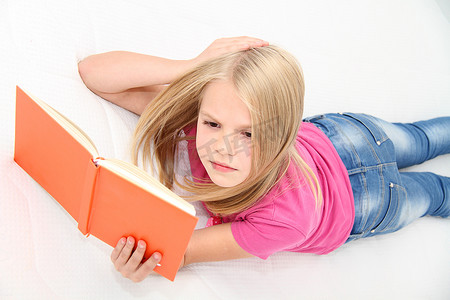 可爱的小女孩正在看书