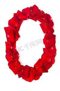 爱情语言摄影照片_由红色花瓣制成的字母 O 在白色的玫瑰上