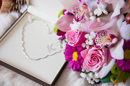 情人节礼物-在心脏位置的金项链和花