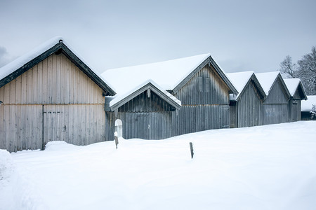 雪屋顶摄影照片_雪和小屋