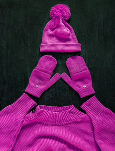 毛线帽子摄影照片_带绒球的帽子、连指手套、粉色-红色-Manzhent-紫色 co 毛衣