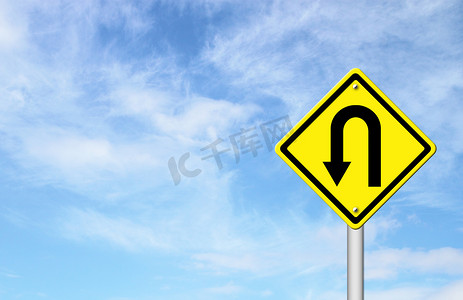 黄色警告标志 u-turn roadsign 有蓝天背景