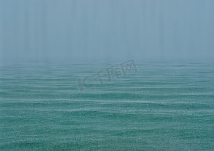 双十一主图大气摄影照片_雨中的大海