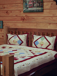小木屋房子里的卧室