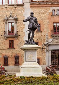 赞赞摄影照片_西班牙马德里别墅广场巴赞海军上将雕像