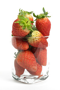 白色背景透明玻璃杯中的草莓