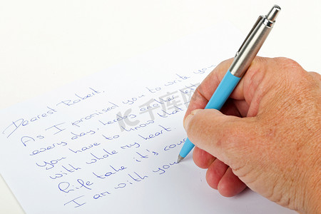 用笔在纸上写爱情短语