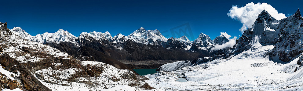 喜玛拉雅摄影照片_喜马拉雅山峰全景：珠穆朗玛峰、洛子峰、努子峰和 ot