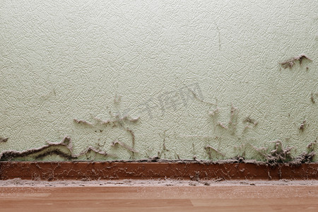 墙壁和地板上有灰尘的肮脏房间