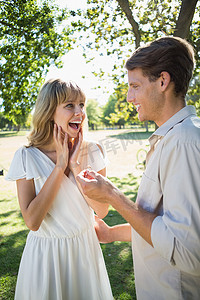 男人在公园求婚让女友大吃一惊