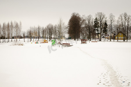 小径结冰的湖海滩游乐场雪冬天