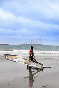 克里斯丁摄影照片_孤独的大西洋方式风帆冲浪者准备冲浪