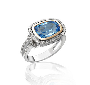 漂亮和最美丽的蓝宝石戒指隔离在白色