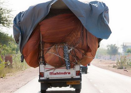 Mahindra 皮卡车超载。