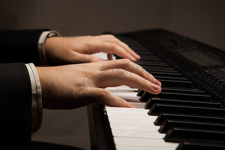 钢琴键和人的手