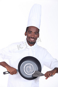 卡通逼问摄影照片_带有电子邮件符号的厨师拿着平底锅