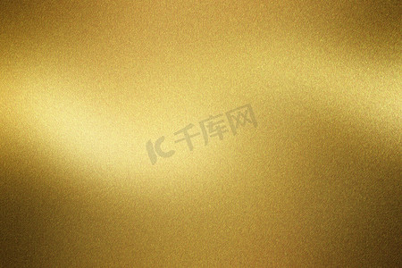 抽象纹理背景摄影照片_闪亮的拉丝金色金属墙，抽象纹理背景