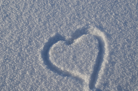 简单的心形画雪概念冬天爱