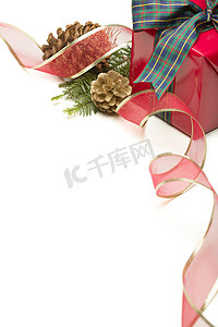 W 上有丝带、松果和松树枝的圣诞礼物