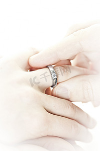 男人把订婚戒指戴在手指上