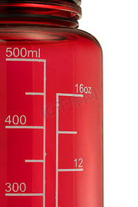 测量体积摄影照片_饮用瓶上的毫升和液量盎司双刻度