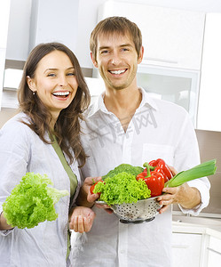 年轻夫妇烹饪健康食品。Diet.Kitchen